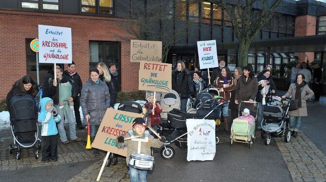 Demonstration: Trommelwirbel, Plakate und ein Weihnachtslied zum Ende der Geburtshilfeabteilung an der Ermstalklinik in Bad Urac