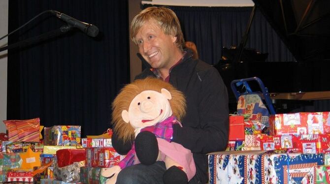 Sven Graul von der Bruderhaus Diakonie mit seiner sprechenden Puppe Carolin.  Foto: Geiger