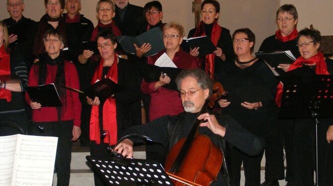 Instrumental begleitet singen der Eltern-Lehrer-Schüler-Chor des Dietrich-Bonhoeffer-Gymnasiums. FOTO: BÖRNER