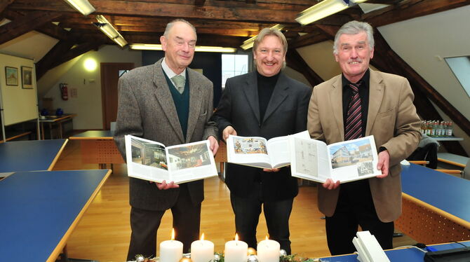 Autor Gerhard Kittelberger (links) mit Druckmeister Walter Bosch und Bürgermeister Joseph Reichert. GEA-FOTO: MEYER