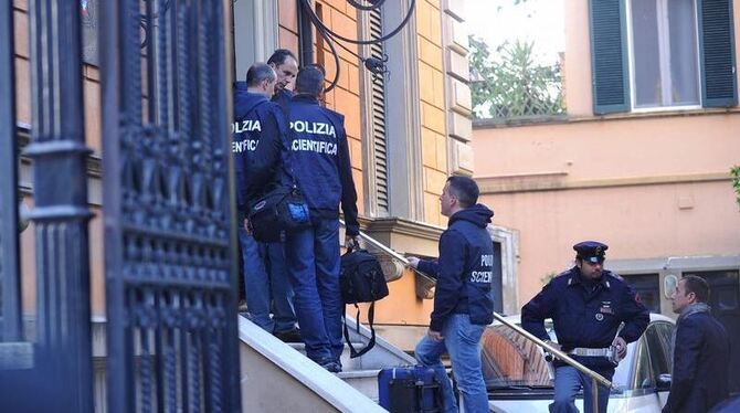 Polizeikräfte vor der chilenischen Botschaft in Rom.