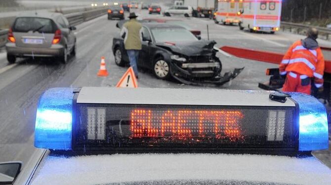 Eisregen hat auf der A 67 Darmstadt-Mannheim nahe Lorsch zu zahlreichen Unfällen geführt. 