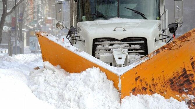 Bei mehr als 30 Zentimetern Neuschnee muss es in der Ninth Avenue in New York schon der große Schneepflug sein.