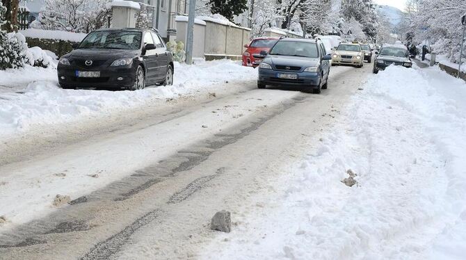 Nebenstrecken werden nicht mehr geräumt. Dazu zählt auch die Oststadt. Die Autofahrer haben deshalb schwer zu kämpfen. GEA-FOTO: