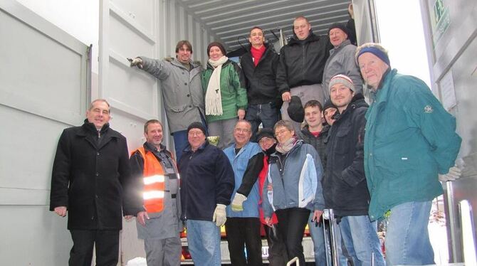 Jede Menge Hände waren notwendig, um alles in den Container zu verladen. FOTO: MÜLLER