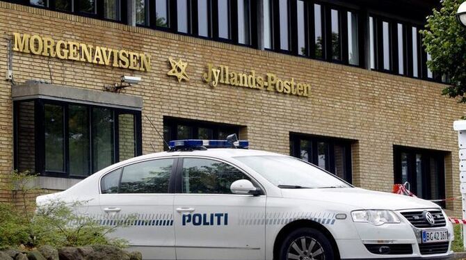 Ein Polizeiwagen vor dem Gebäude der Zeitung »Jyllands-Posten«. (Archivbild)