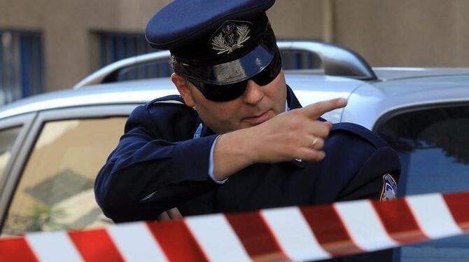 Ein griechischer Polizeioffizier hinter dem Absperrband am Ort einer Bombenexplosion in Athen. (Archivbild)