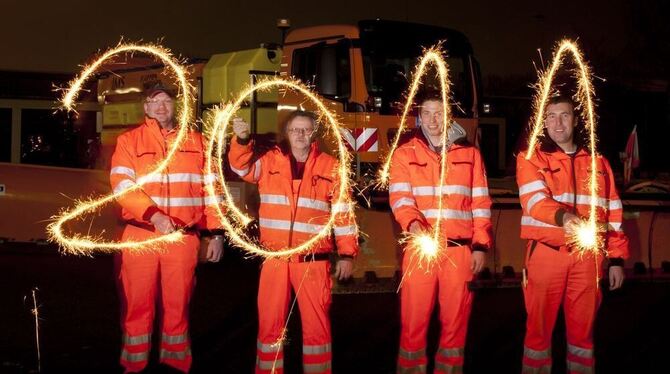 Ronald, Peter, Markus und Friedrich von der Autobahnmeisterei München Nord zeichnen auf dem Betriebsgelände der Meisterei in München die Jahreszahl 2011 mit Wunderkerzen in die Nacht. Foto: dapd