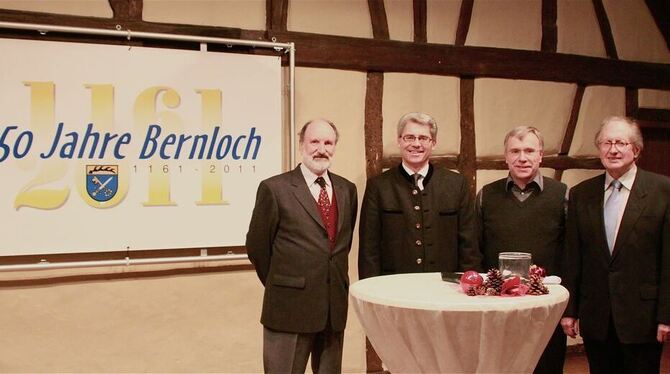 Gerhard Schmid, Bürgermeister Jochen Zeller, Eberhard Stäbler und Pfarrer Albrecht Speidel (von links) führten in Bernloch durch