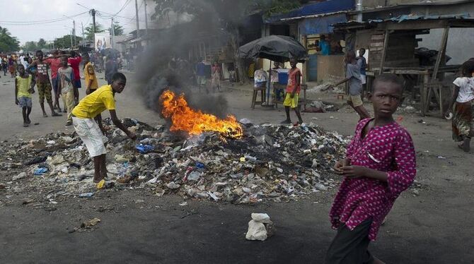 Straßenprotest von Anhängern des Oppositionsführers Ouattara: Die Situation in der Elfenbeinküste spitzt sich zu. ARCHIVFOTO: DP