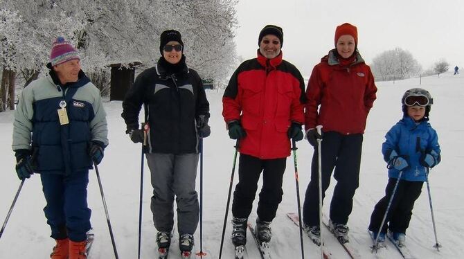 Familienspaß für vier Generationen auf der Genkinger Skipiste (von links): Erich Herrmann (80), seine Tochter Roswitha Mezger (5