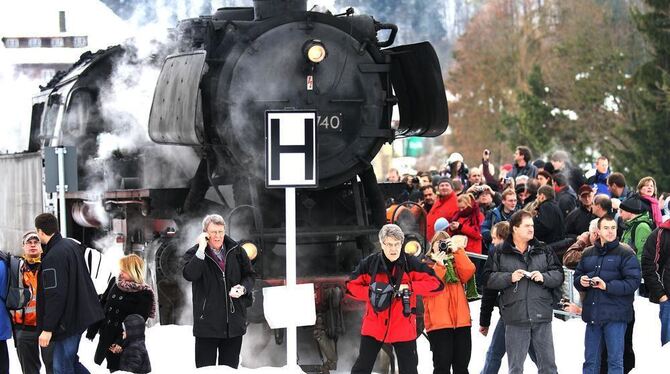 Großer Bahnhof in Münsingen, wo sich schöne historische Loks und viele Menschen trafen.  FOTO: KOZJEK