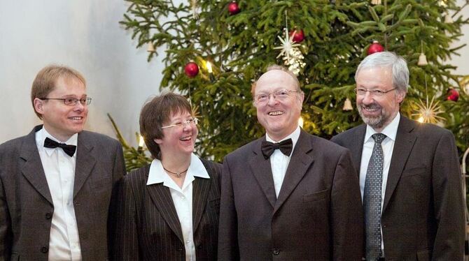 Die neuen und der seitherige Chorleiter der Kirchengemeinde in Dettingen: Martin Straßer, Sabine John, Heinrich Stiefel und Pfar