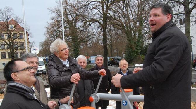 Immer schön im gleichen Takt: Ideengeberin und Stadträtin Sibylle Küßner und OB Dr. Ulrich Fiedler testen, umringt von Sponsoren