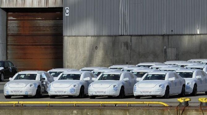 Neue Autos von Volkswagen im Hafen von Hamburg.