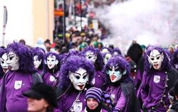 In farbenprächtigen Kostümen zeigten sich beim Münsinger Narrensprung sowohl die Masken- und Hästräger wie auch die Zuschauer.  