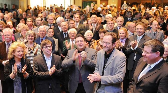 Langer Applaus von den Hunderten Gästen des Neujahrsempfangs für Oberbürgermeister Dr. Ulrich Fiedler (rechts) nach dessen gut e