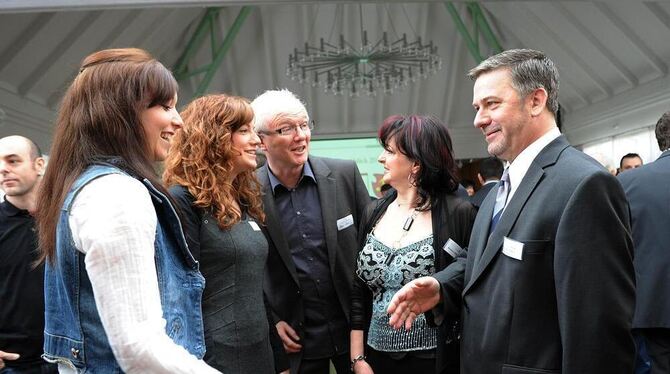 Dettingens Bürgermeister Michael Hillert, rechts, mit Frau beim Neujahrsempfang der Gemeinde gestern im Bürgerhaus: Transparenz