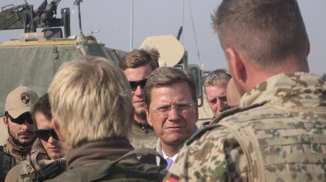 Außenminister Westerwelle besucht deutsche Soldaten im nordafghanischen Feldlager Kundus.