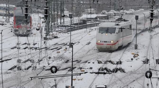 Ein ICE fährt in den Hamburger Hauptbahnhof ein. Das Wetter-Chaos bei der Bahn steht heute im Mittelpunkt einer Sonderkonfere