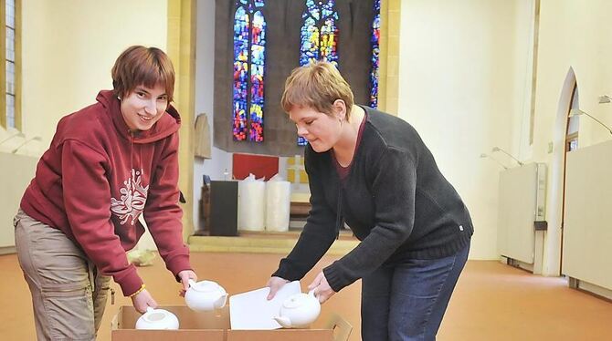 Einpacken und Platz machen für die Vesperkirche: Sarah Standfuß (links) und Jasmin Kunrad, Mitarbeiterinnen des Café Nikolai, be