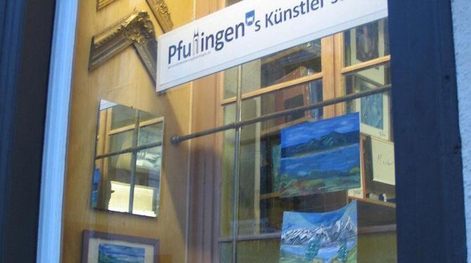 Arbeiten von Pfullinger Kunstschaffenden sind in diesem Schaufenster in der Innenstadt zu sehen. GEA-FOTO: EM