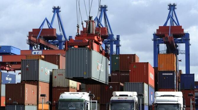 Lastkraftwagen werden am Container Terminal Altenwerder im Hamburger Hafen mit Containern beladen. (Archivfoto)