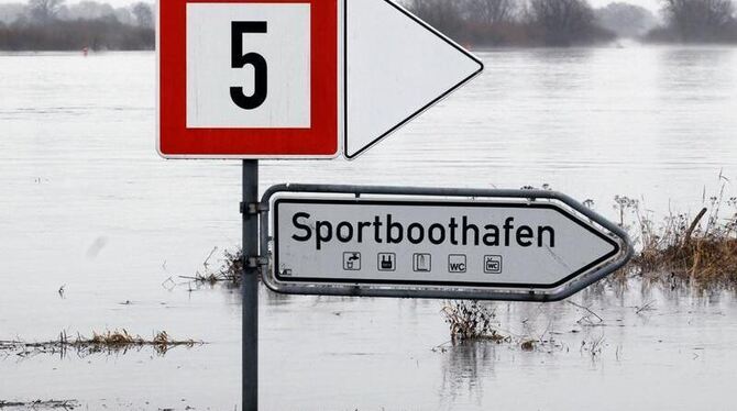 Hier geht es lang: Der Wegweiser zum Sportboothafen in der Nähe des Hafens von Bleckede im Hochwasser der Elbe.