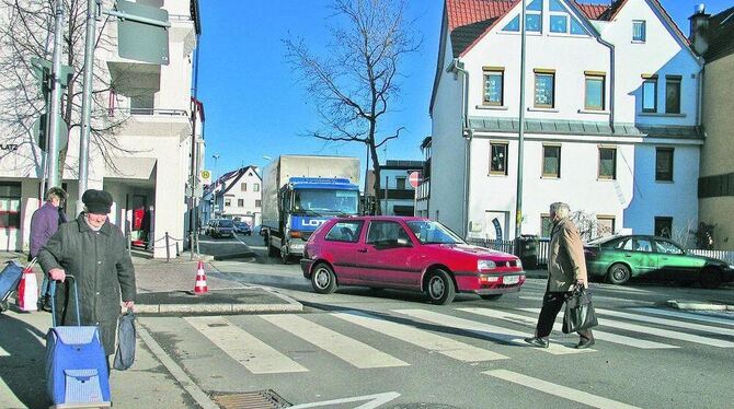 Die Stadtverwaltung will den Zebrastreifen am Lindenplatz für Fußgänger und Autofahrer »optimieren«.  GEA-FOTO: ESCH