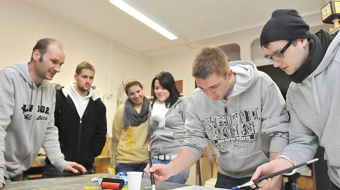 Jugendhausleiter Aram Jaich (links) und Kunststudent Eugen Gaus (rechts) erklären Jugendlichen, was sie vom neuen Grafikkurs im