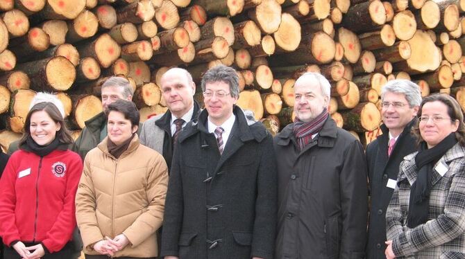 Über das Projekt »Holz der kurzen Wege« freuen sich (von links): Schwörer-Praktikantin Jasmin Schrodi, Dr. Dietmar Götze vom Bun