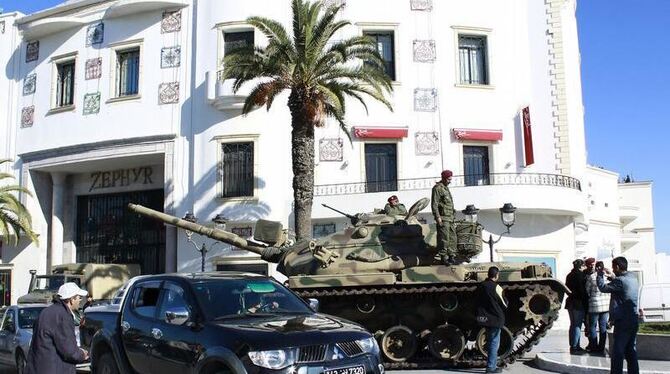 In der tunesischen Hauptstadt Tunis haben sich Panzer postiert.