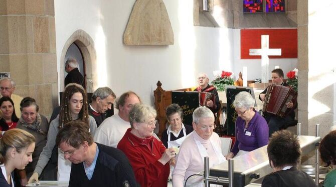 Die Reutlinger Vesperkirche ist Ort des gemeinsamen Essens, aber auch der Begegnung. FOTOS: STRÖHLE