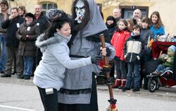 Arm in Arm mit einer Hexe: Beim Umzug in Würtingen gab es Hexenpyramiden, Musikgruppen und andere närrische Begegnung zuhauf.