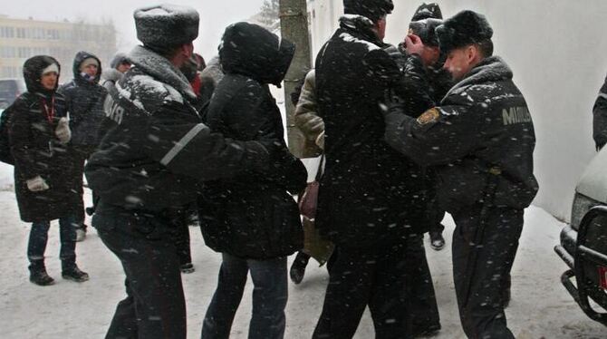 Polizisten gehen Mitte Dezember in Minsk gegen Angehörige von Inhaftierten vor.