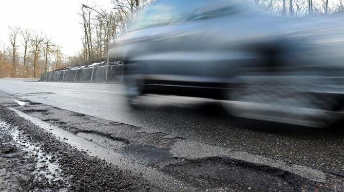 Verkehrsminister Ramsauer will 2,2 Milliarden Euro für die Beseitigung von Winterschäden einsetzen.