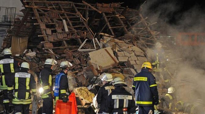 Rettungskräfte suchen in den Trümmern nach Opfern der Explosion.