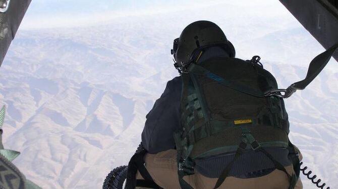 Ein deutscher Soldat beim Hubschrauberflug über Afghanistan.