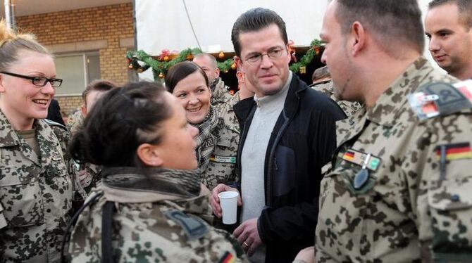 Verteidigungsminister Karl-Theodor zu Guttenberg (CSU) Mitte Dezember im Feldlager Masar-i-Scharif in Afghanistan