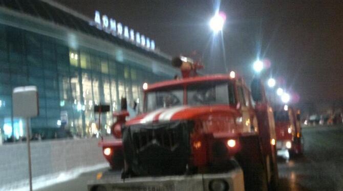 Ein Feuerwehrwagen vor dem Flughafen Domodedowo in Moskau. 