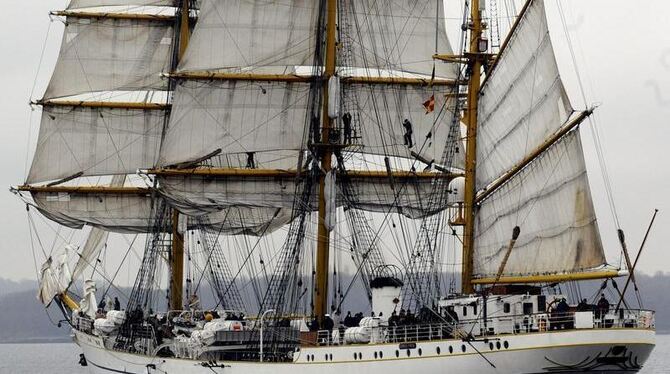 Das Marine-Schulschiff »Gorch Fock« verlässt seinen Heimathafen Kiel.