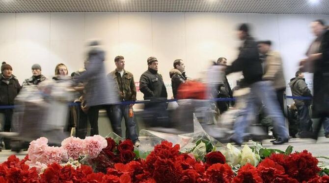 Gedenken an die Opfer: Zahlreiche Menschen haben auf dem Flughafen Domodedowo Blumen abgelegt.