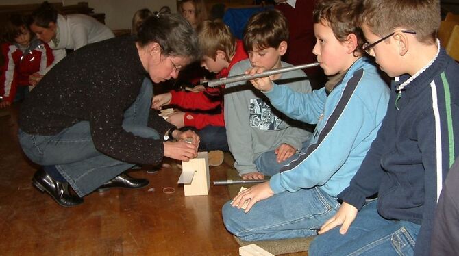 Einen Blick ins Instrument geworfen und dann ein Modell gebaut haben die jungen Musikinteressenten.  FOTO: KABLAOUI