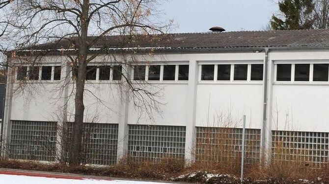 Außen marode, innen auch: Die Turnhalle bedarf der Sanierung.  GEA-FOTO: PACHER