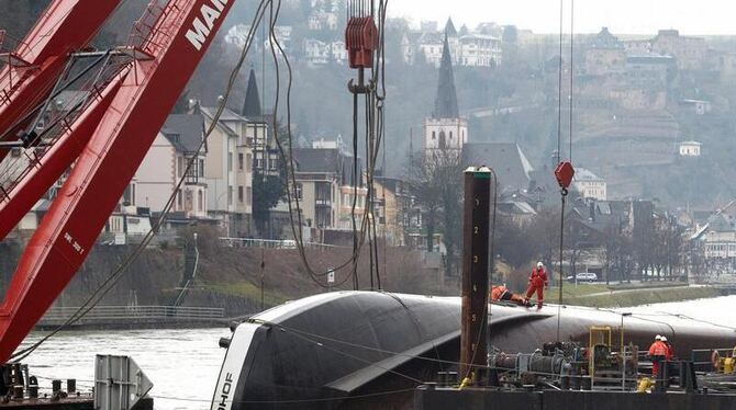 Vorbereitungen zur Bergung des bei St. Goarshausen gekenterten Schwefelsäure-Tankschiffs.