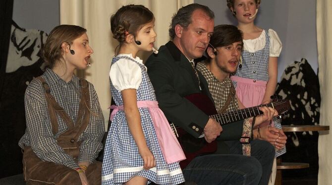 Musical »Sound of Music« am Firstwald: »Kapitän Georg von Trapp« alias Dietrich Schöller-Manno inmitten seiner Kinderschar. FOTO: HAMMER