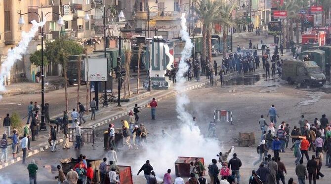 In Suez kam es zu heftigen Zusammenstößen zwischen Demonstranten und Polizei.