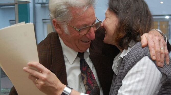 Ehrung für einen »Mann der ersten Stunde«: Ludwig Wiest, mit Monika Koch, der Vorsitzenden des Bürgervereins Altenhilfe. FOTO: P