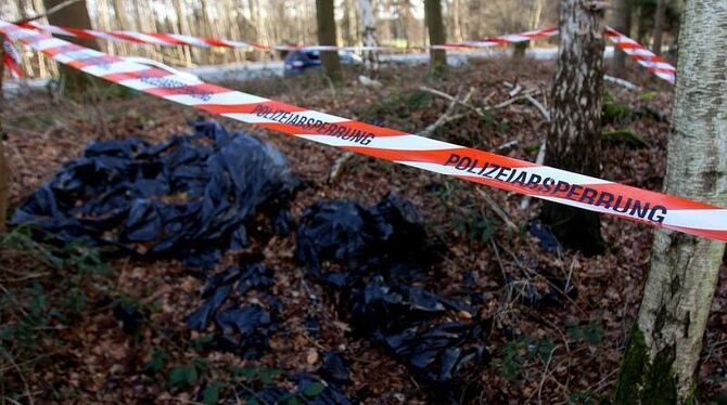 Polizeiabsperrband in einem Waldstück bei Grefrath.