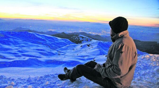 Zum Sonnenuntergangs-Picknick auf dem Veleta-Gipfel leuchtet im Tal Granada.	 FOTO: MANUEL MEYER/DPA/TMN